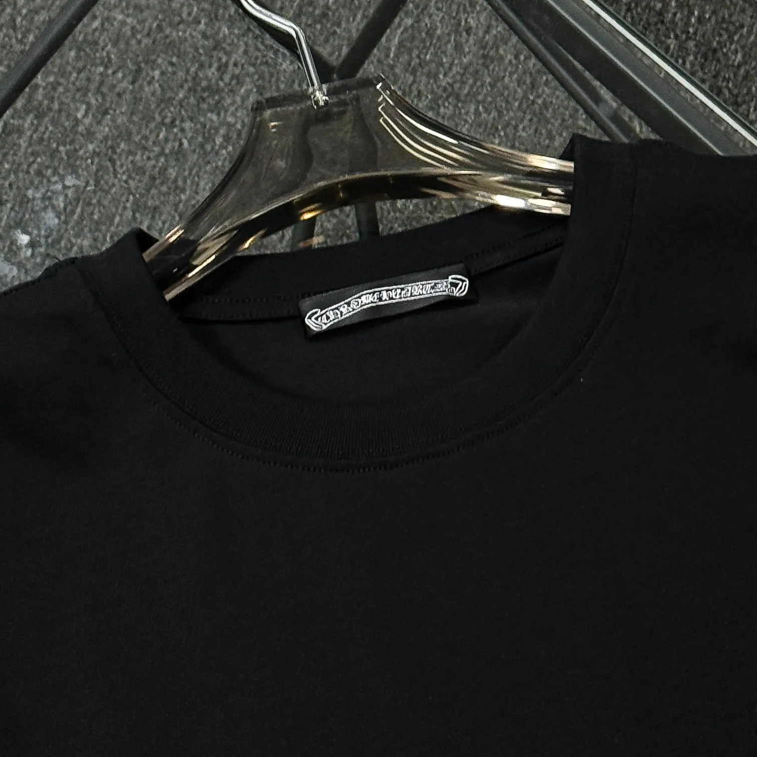 P180 Chrome Hearts 25 high-end versions. The fabric is made of 300 grams of high-density pure cotton. It does not deform or shrink. It has three complete standards. It is the same style for men and women. Technology: imported hot diamond + calendered leather flocking. Color: White Black SIZE: S-XL